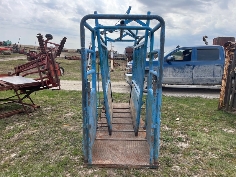 Hay/Forage/Livestock  Frey Cattle Squeeze Chute Photo